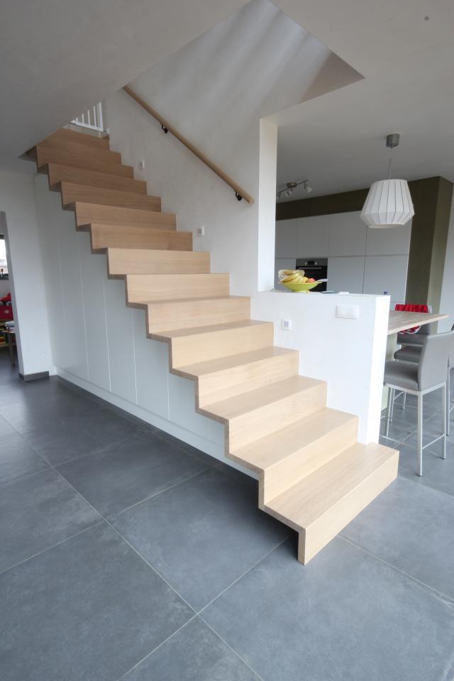 escalier sans limons avec espace de rangement en dessous qui sert de support pour l'escalier