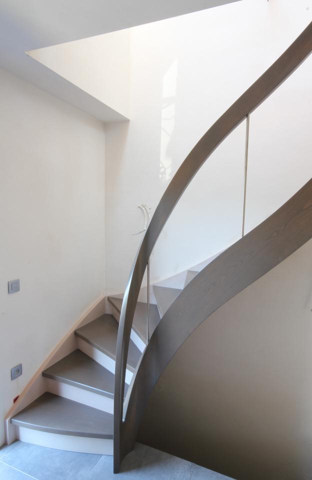 escalier balancé contemporain avec noyaux évidés belgique. escalier à contre-marches
