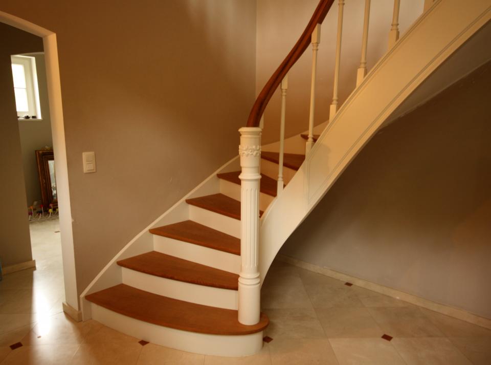 escalier balancé classique avec noyau évidé en bois sur mesure, colonne et fuseaux tournés. escalier Cottage à contre-marches