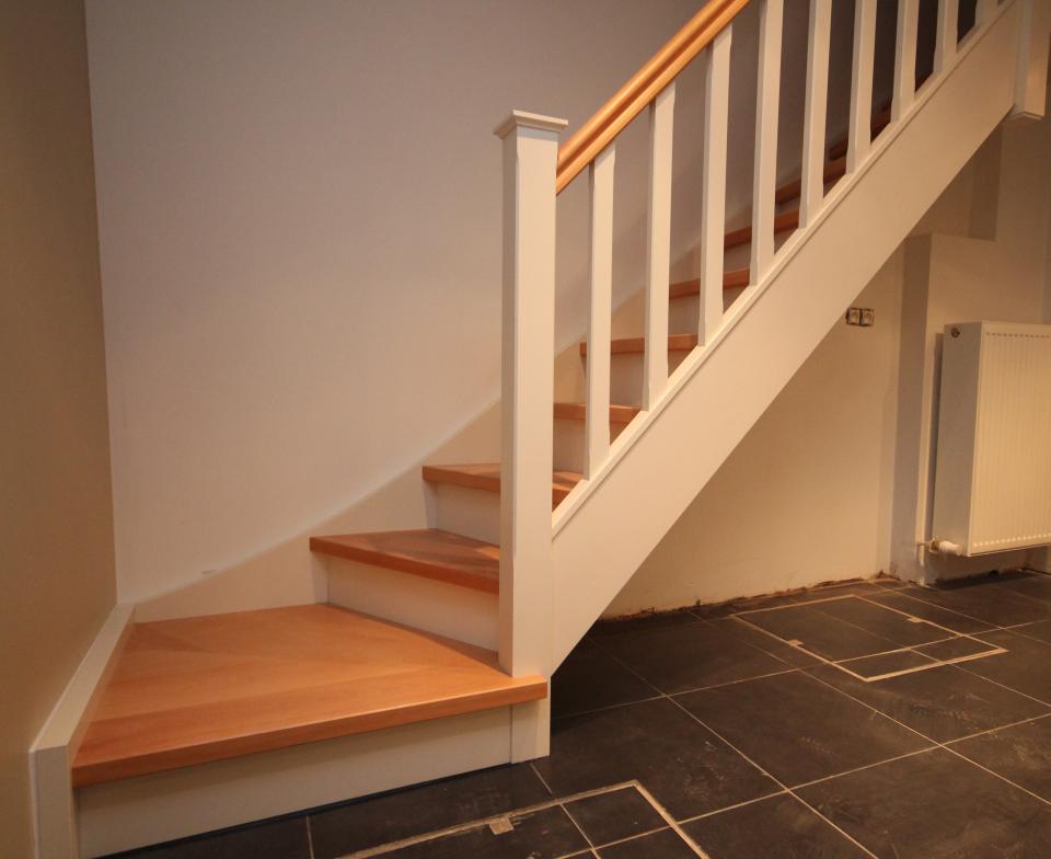 escalier sur mesure en bois avec finition peinte liège