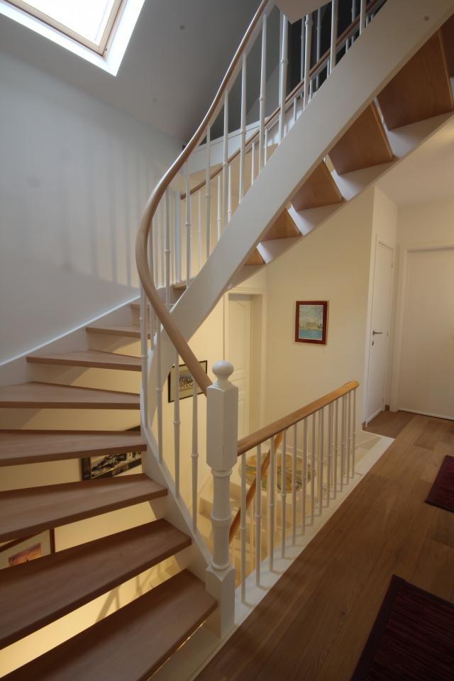 escalier à claire voie, tournant classique avec noyau évidé en bois sur mesure. Escalier style Cottage, colonnes et fuseaux tournés