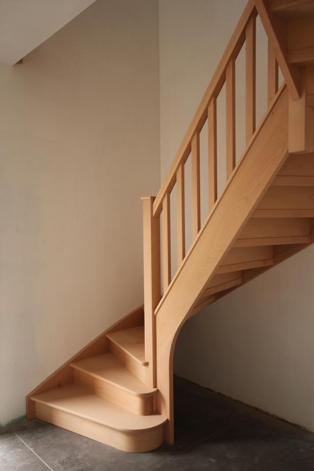 escalier quart tournant classique simple en bois sur mesure. escalier à contres marches colonnes droites et fuseaux plats. Marches de départ débordantes