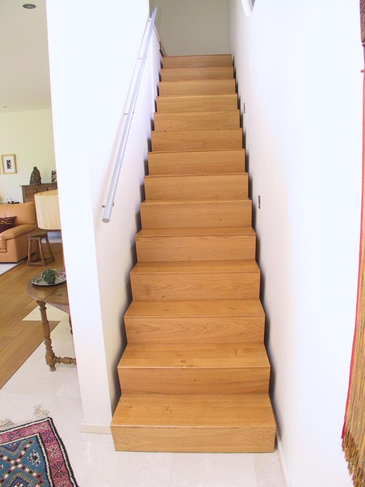 escaliers droits entre murs en bois namur