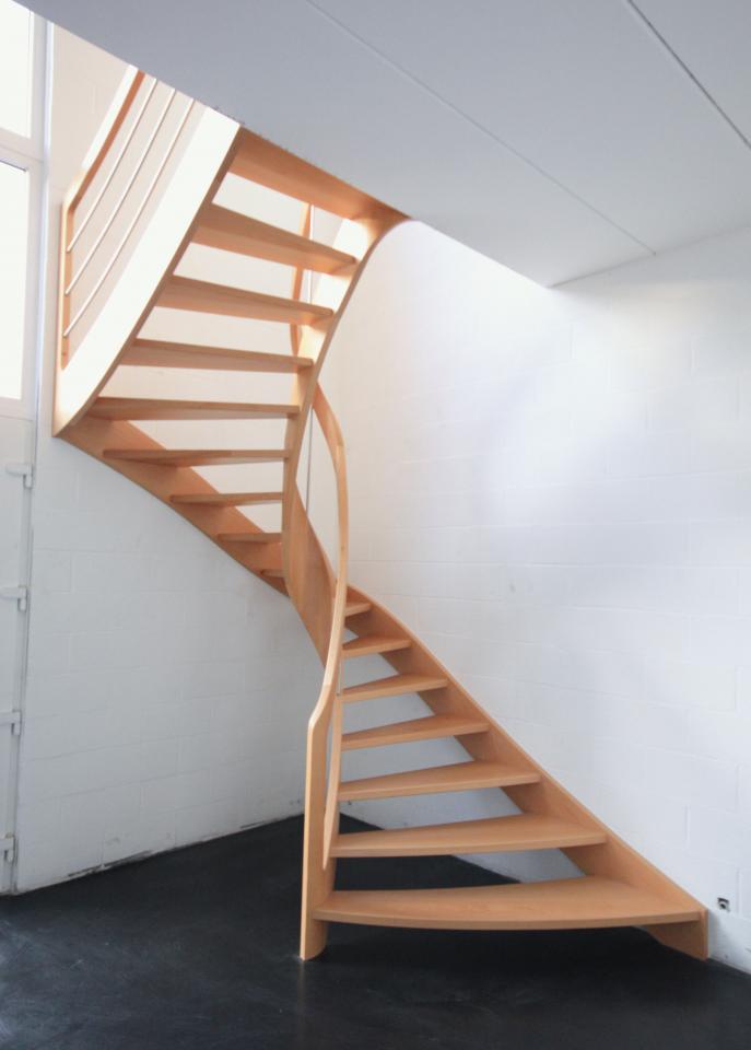 escalier balancé contemporain en bois avec noyaux évidés sur mesure. escalier ajouré, rampe en bois et inox