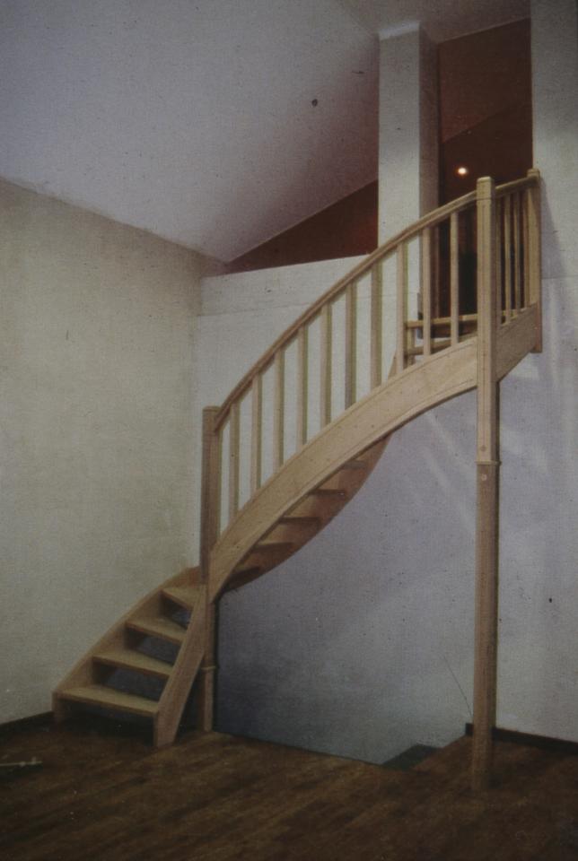 escalier balancé classique en forme de S en bois sur mesure. colonnes droites et fuseaux plats