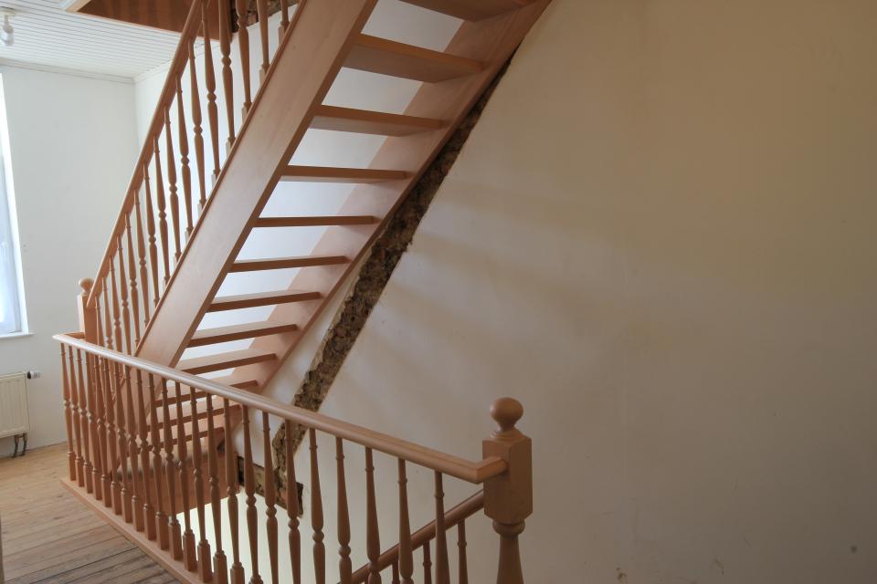 Escalier droit avec fuseaux tournés et colonnes tournées