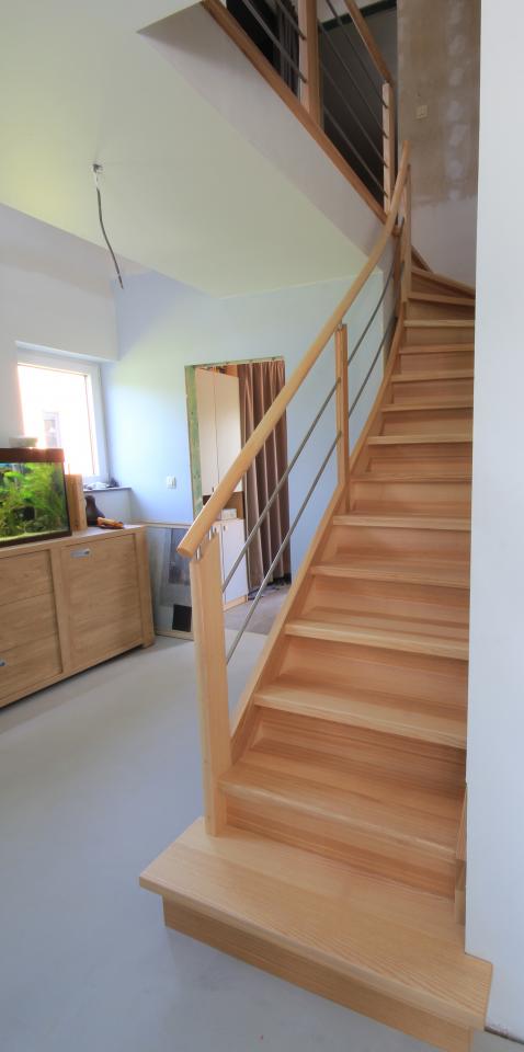 escalier balancé contemporain simple sur mesure. escalier à contre marche en frêne olive rampe et garde corps en bois+inox
