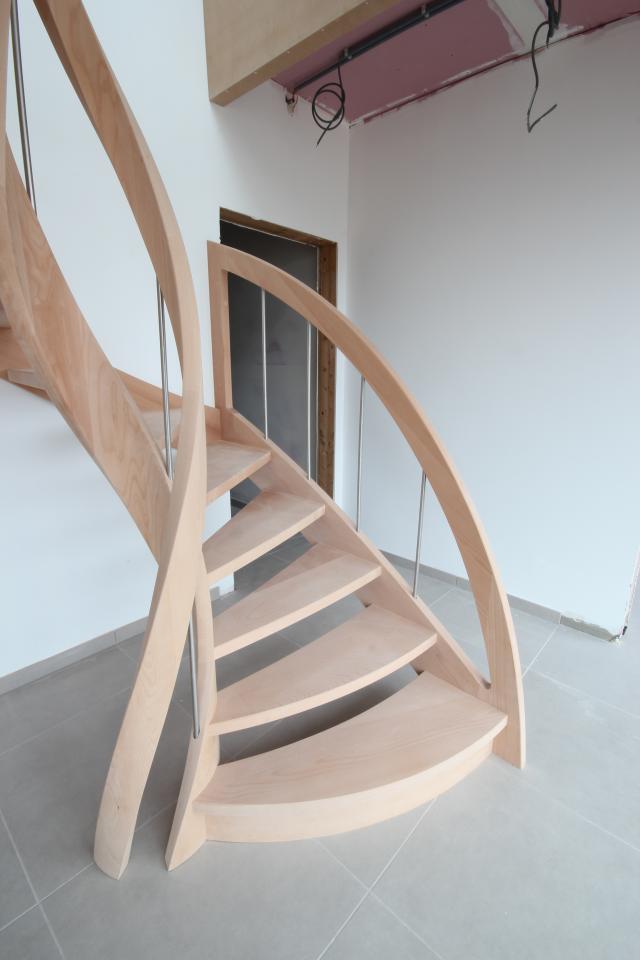 escaliers balancés contemporains sur mesure. noyau évidé, rampe en bois et inox.