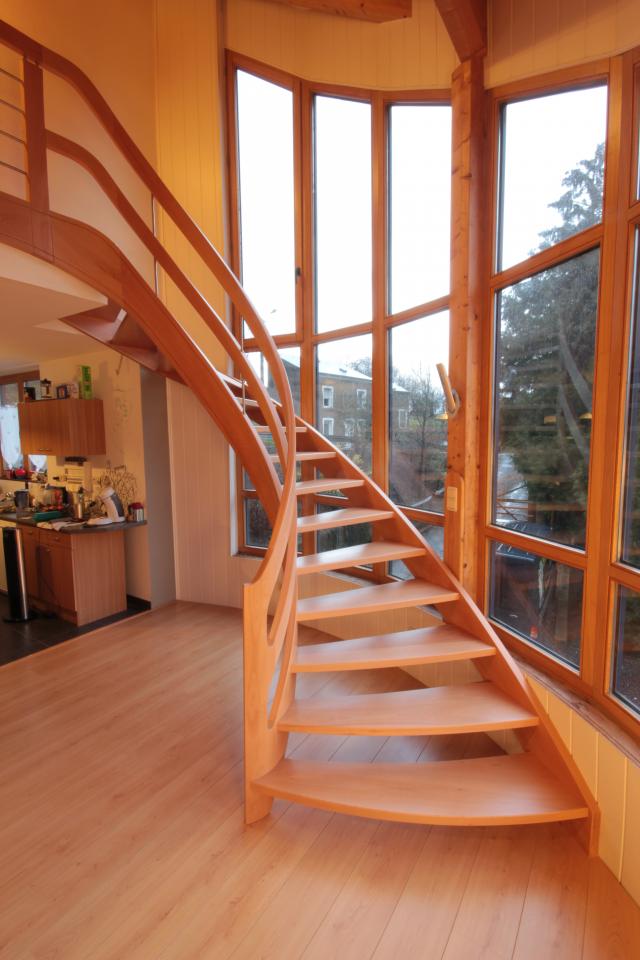 escalier balancé contemporain avec limons cintrés (lamellé collé). escalier à claire voie. Garde corps en bois et inox.