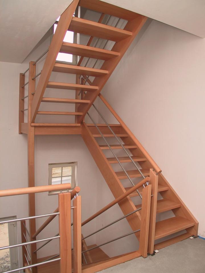 Escalier droit en hêtre, à claire voie, avec poteaux, main courante ronde et barre inox.