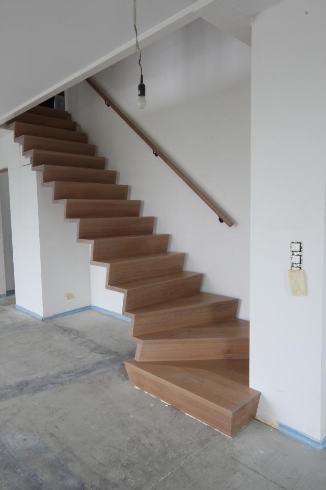 Les escaliers balancés contemporain en forme de Z sur mesure