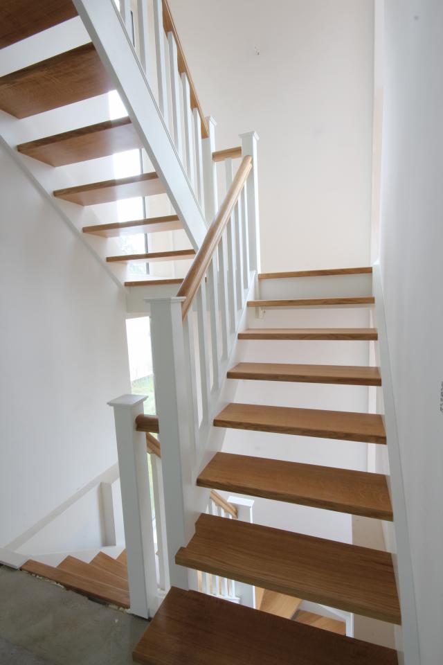 Escalier droit type cottage avec palier intermédiaire. Colonnes droites et fuseaux plats.