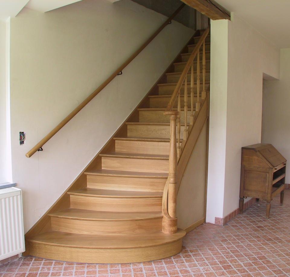 escalier balancé classique simple en bois sur mesure.
