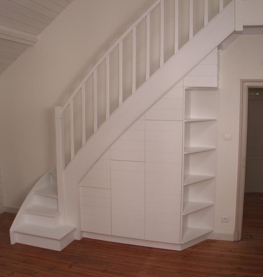 escalier avec 3 placards de rangement et étagères