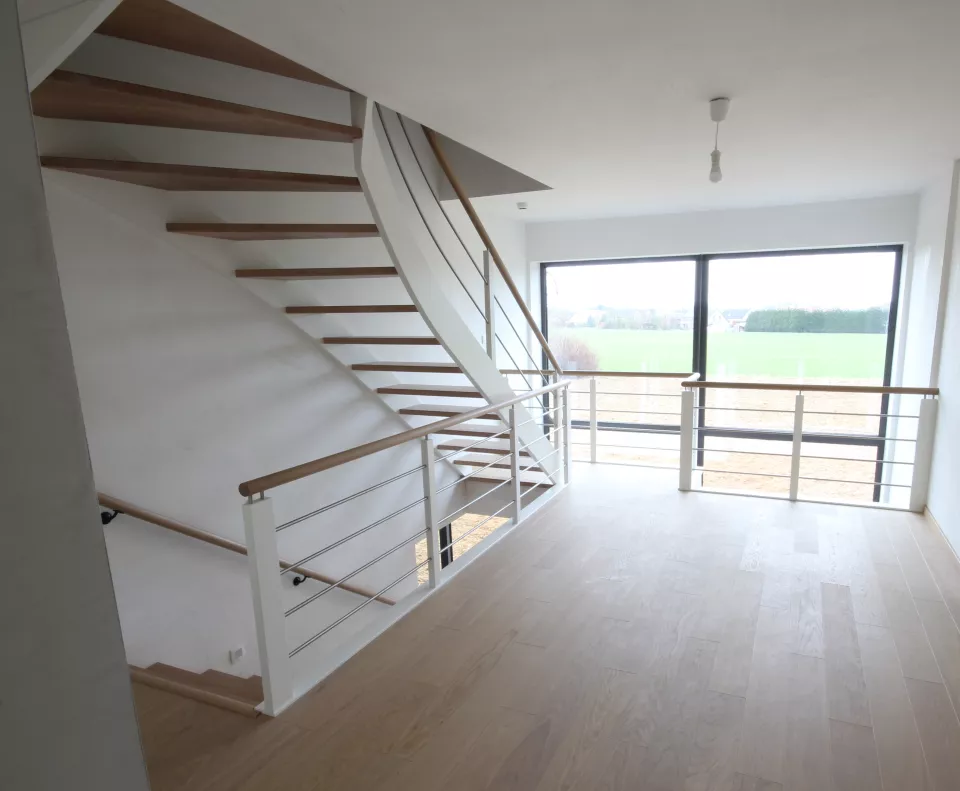 escalier balancé contemporain en bois rampes et garde corps en bois et inox