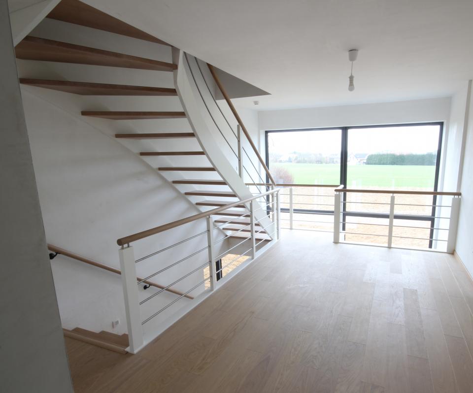 escalier quart tournant contemporain simple en bois. escalier à claire voie, rampes et gardes corps en bois et inox