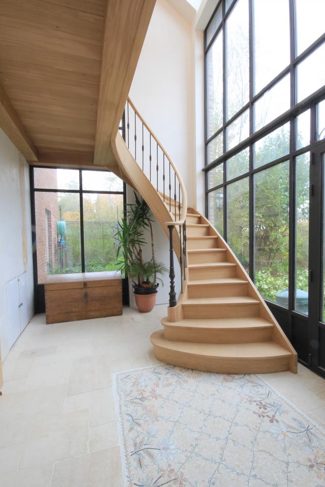 escalier balancé classique avec limons cintrés (lamellé collé) en bois sur mesure. escalier à contre marches,  colonne et fuseaux tournés