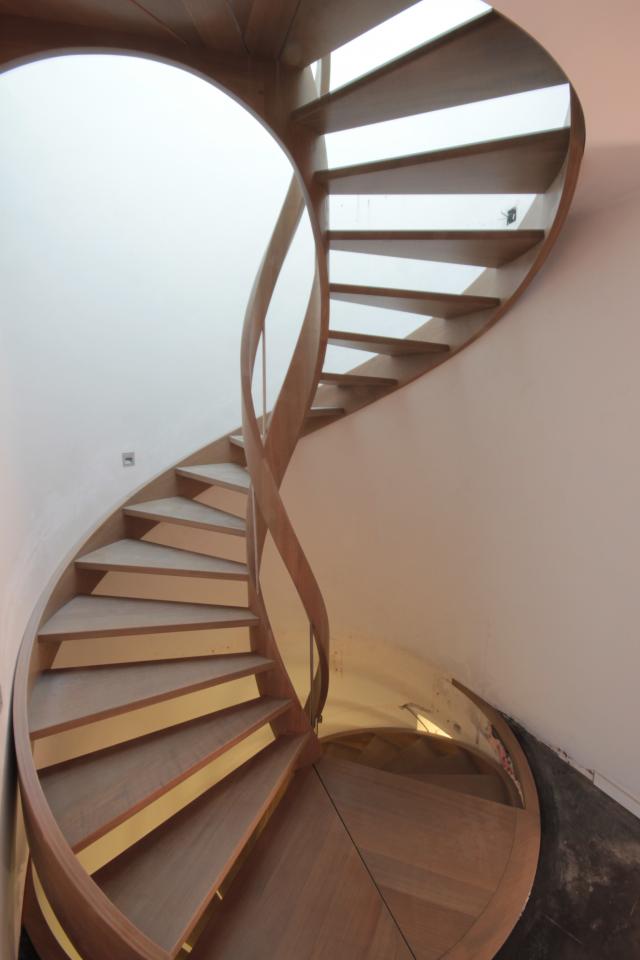 escalier en bois avec finition teintée brun vert bruxelles 