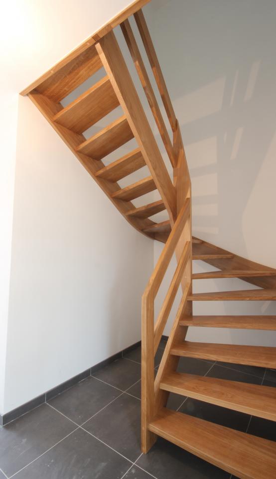 escalier balancé (2 quart tournant) contemporain simple ottignies. escalier ajouré. rampes et gardes corps avec lisses rectangulaires
