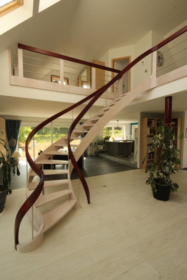 escalier balancé contemporain avec noyaux évidés mons, escalier ajouré, limon extérieur cintré, rampe teinté lie de vin, garde-corps en bois et inox