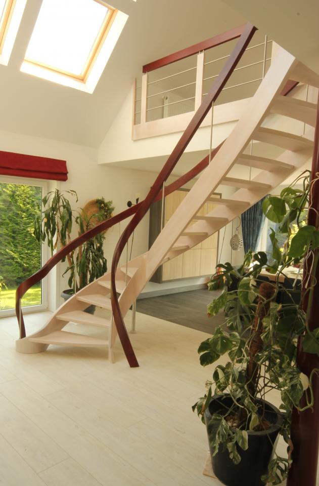 escalier tournant contemporain avec limon cintré. escalier à claire voie, main courante teintée en lie de vin