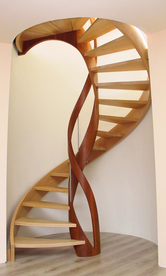 escalier hélicoidal en bois sur mesure hainaut. escalier à claire voie, deux tons (hêtre et merbau)