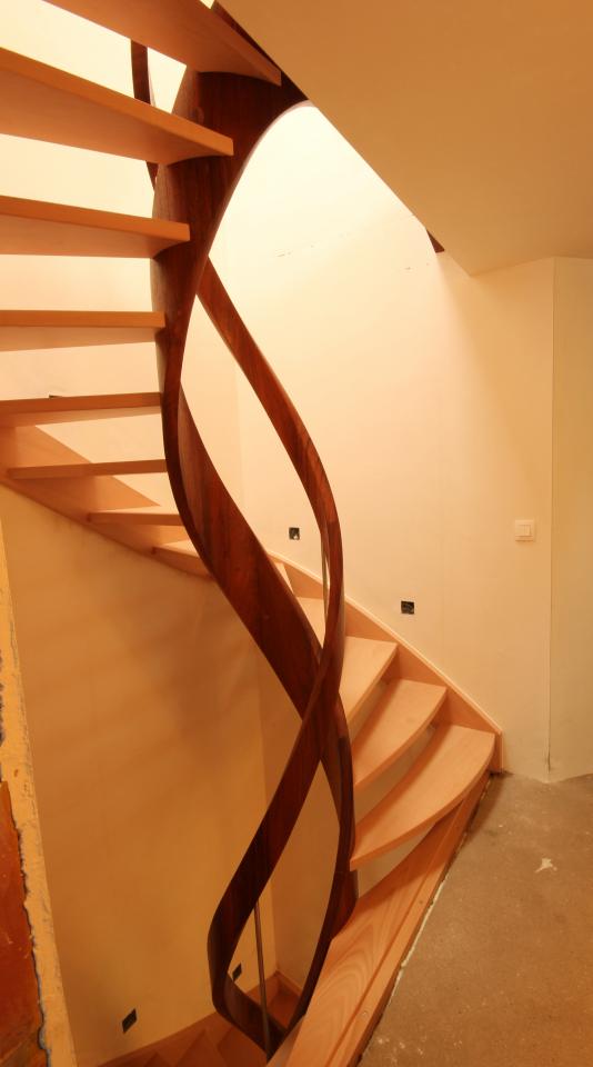 escalier en colimacon à 2 essences de bois hêtre et merbau brabant wallon