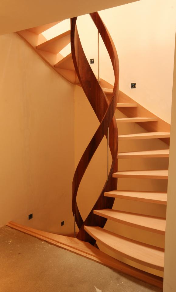 escalier hélicoidal avec noyau évidé rond brabant wallon, escalier hélicoïdal deux tons (hêtre et merbau)