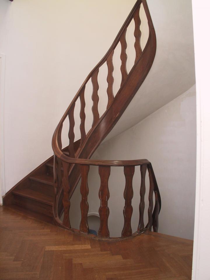 escalier balancé classique à contres marches avec noyau évidé en bois sur mesure. fuseaux chantournés