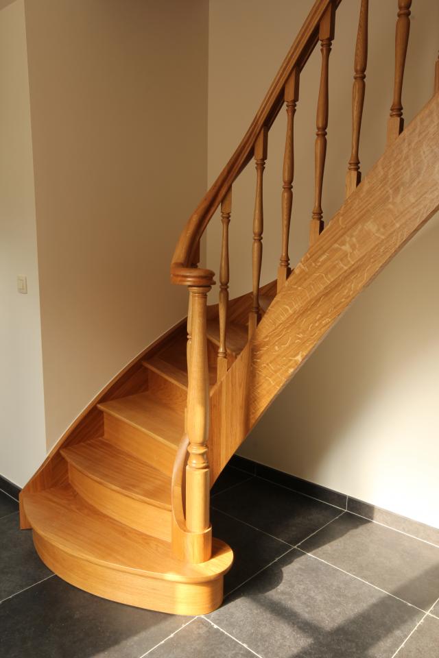 rampe d'escalier avec fuseaux et colonnes tournés sur mesure en bois
