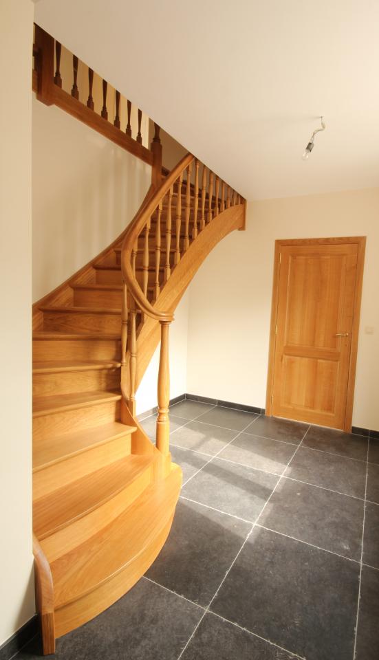 escalier tournant classique en forme de S en bois sur mesure. escalier à contre marche, colonnes et fuseaux tournés en bois.