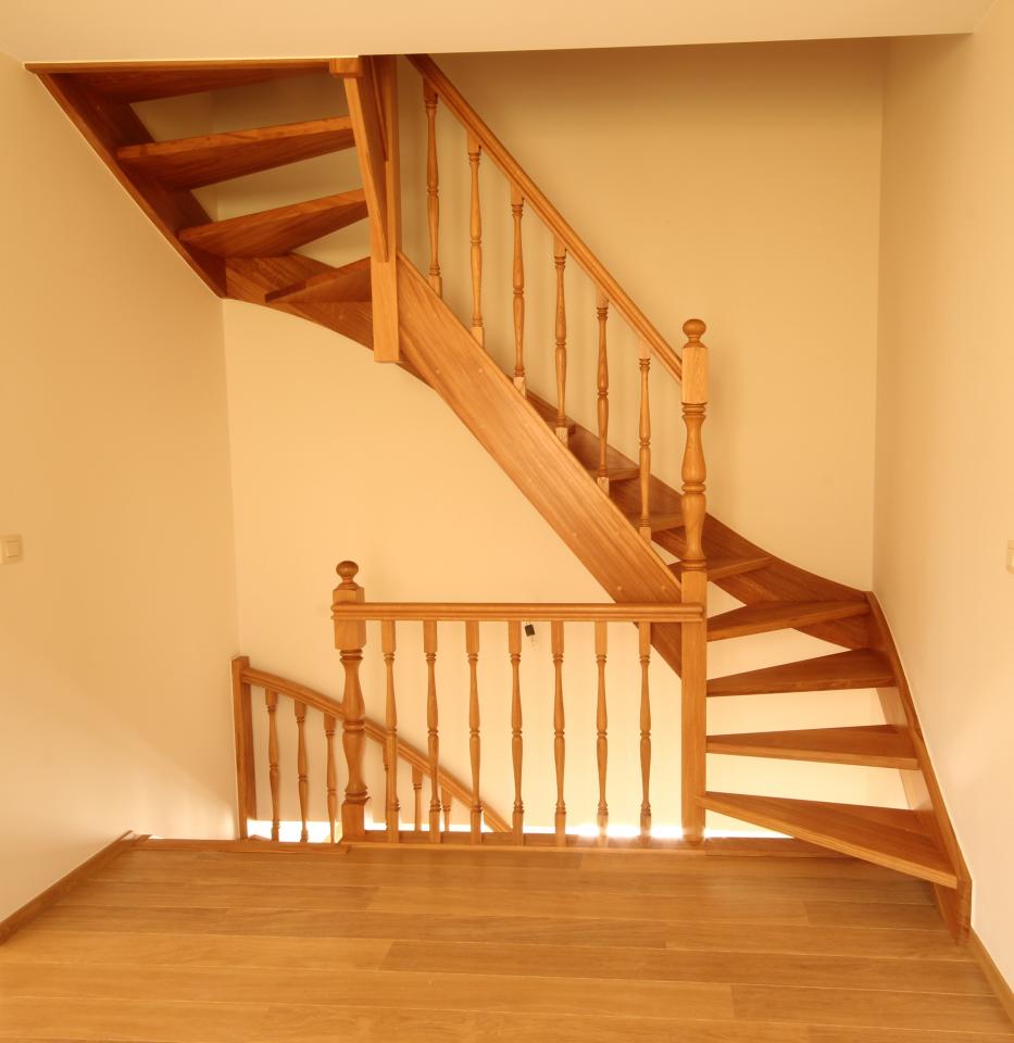 escalier 2 quarts tournants classique simple en bois sur mesure. Escalier ajouré. Colonnes et fuseaux tournés en bois.