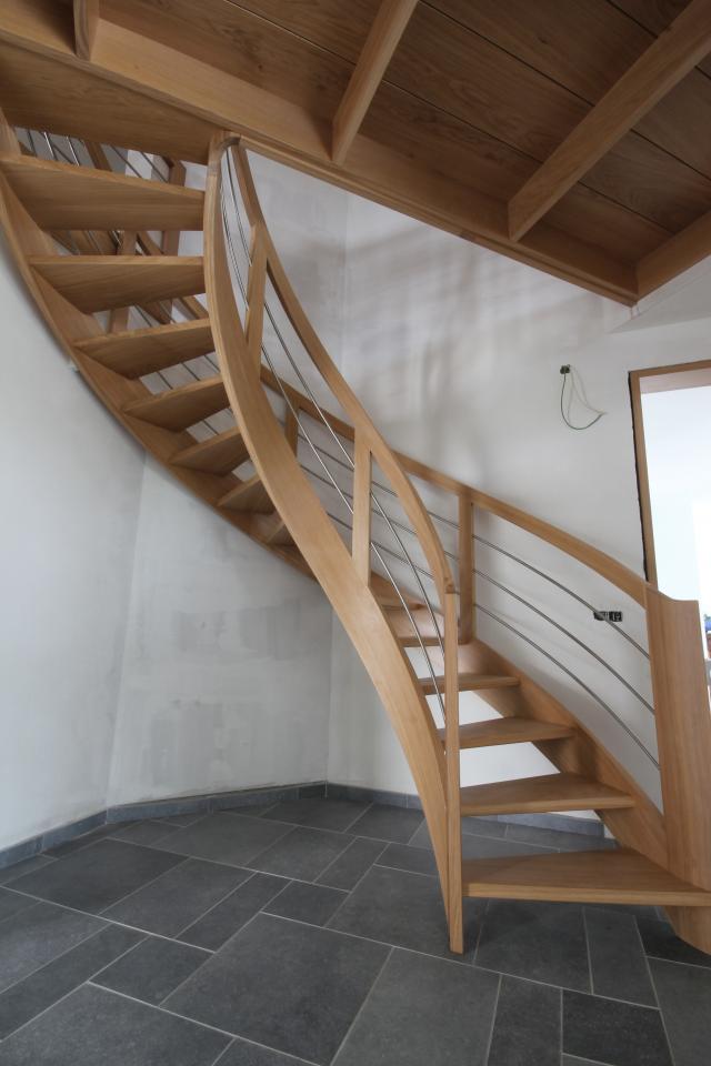 escalier tournant contemporain avec limon cintré (lamellé collé). escalier ajouré, garde corps en bois et inox
