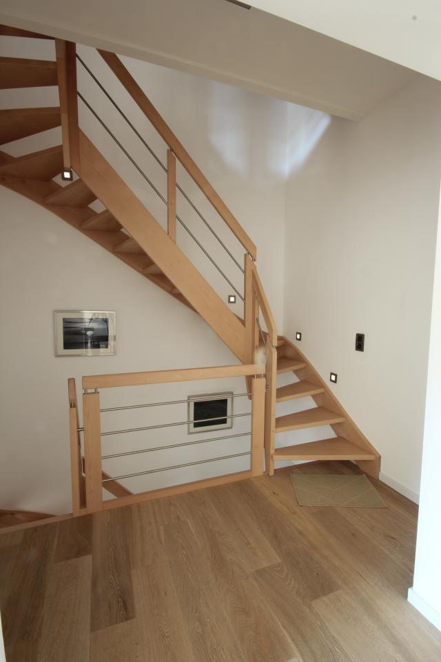 escalier 2/4 tournant contemporain sur mesure en bois rampe et garde corps en bois et inox