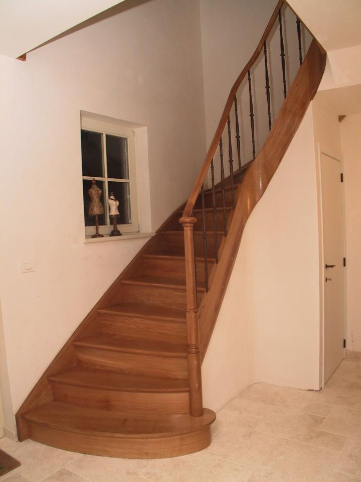 Escalier 1/4 tournant à contre marche (balancé), colonne tournée en bois, fuseaux en fonte teinté Rozette, teinte du chêne à l’ammoniac