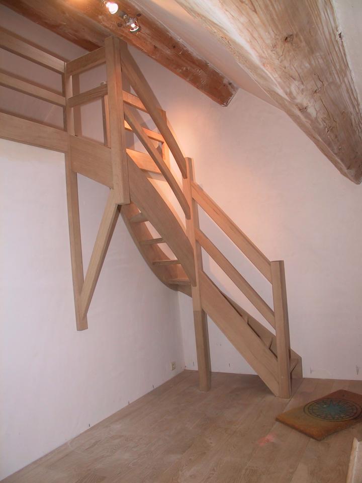 escalier balancé contemporain en forme de S namur. poussoirs de soutien pour le palier d'arrivé