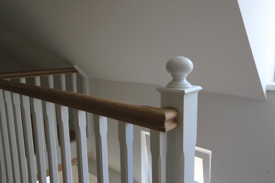 rampe d'escalier avec fuseaux plats peints sur mesure