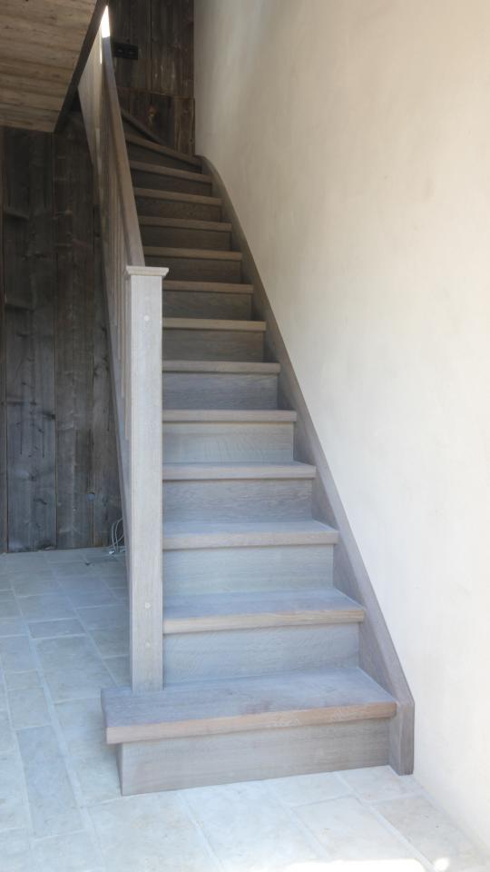 escalier en bois avec finition teintée brabant wallon
