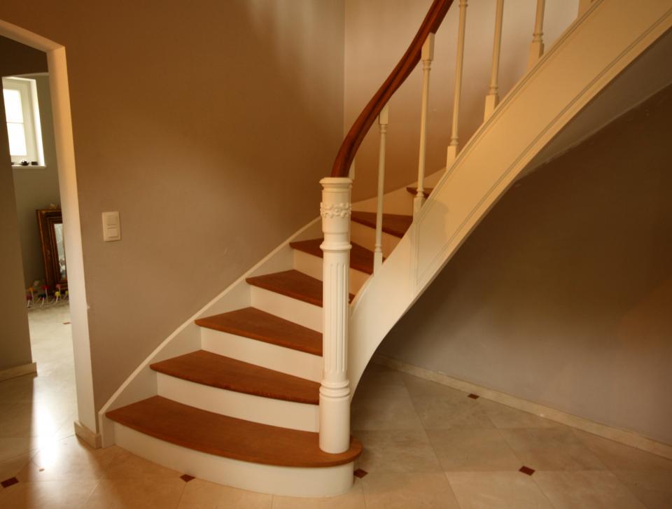Escalier quart tournant à contre marche avec colonne et fuseaux tournés. Finition huilée pour les marche et les mains courantes, le reste est peint en blanc RAL9001