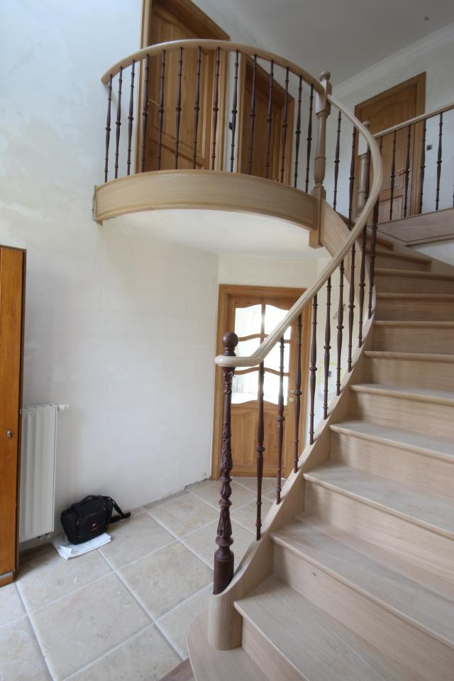 escalier quart tournant classique avec noyau évidé en bois sur mesure à contres-marches, colonne et fuseaux en fonte
