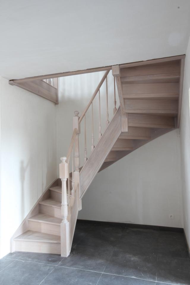 escalier 2 quarts tournants classique simple en bois sur mesure. colonnes et fuseaux tournés en bois.