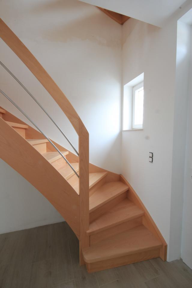 escalier tournant contemporain en bois