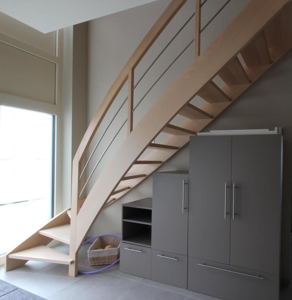 escalier tournant contemporain simple namur. escalier à claire voie rampe en bois et inox