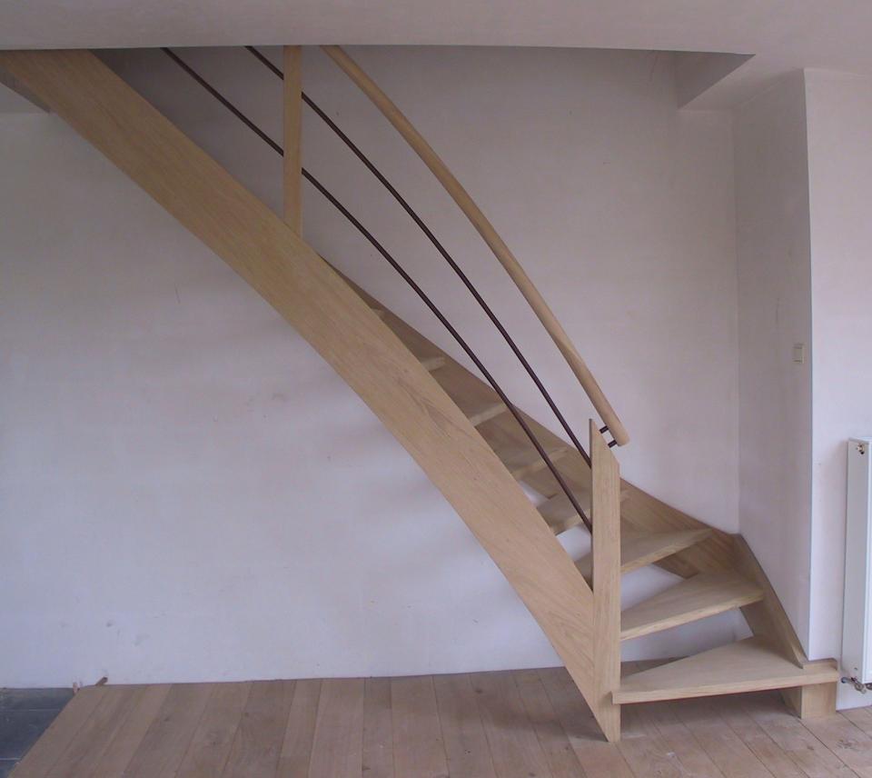 rampe sur mesure avec rambarde composée de bois et acier rouillé hainaut