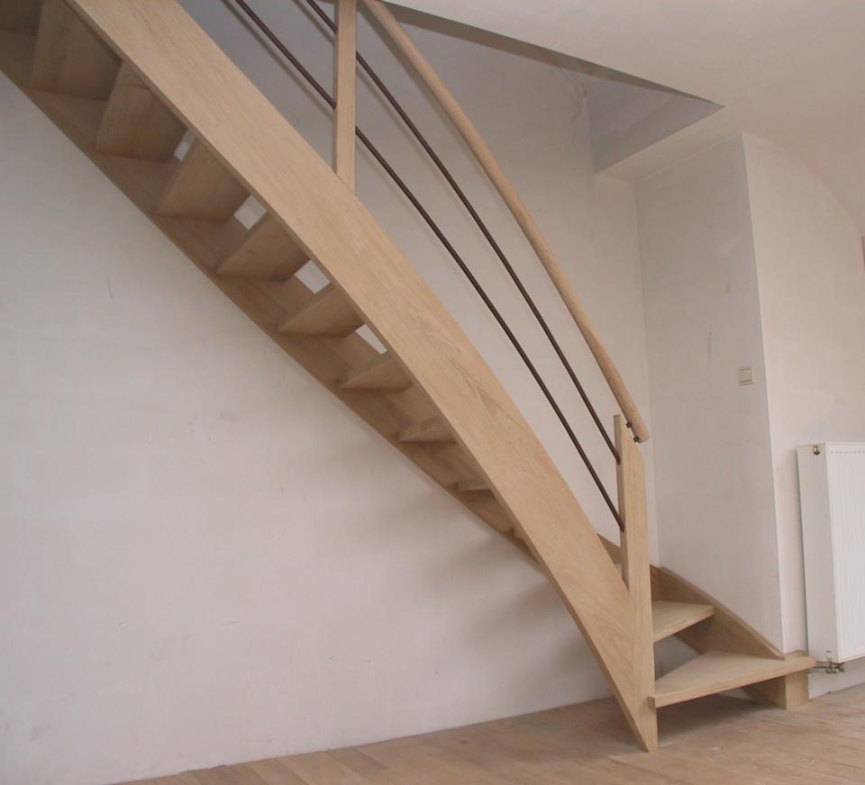 escalier balancé contemporain simple belgique. escalier ajouré rampe en bois et acier rouillé