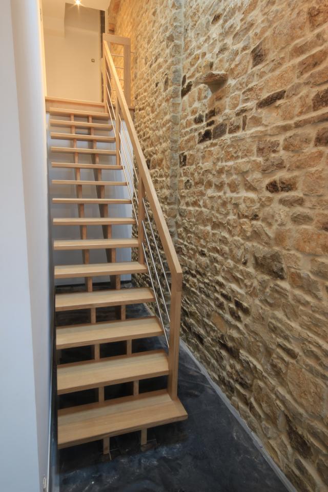 Escalier droit à double crémaillère centrale. Rampe en bois et inox. Fintion vernie