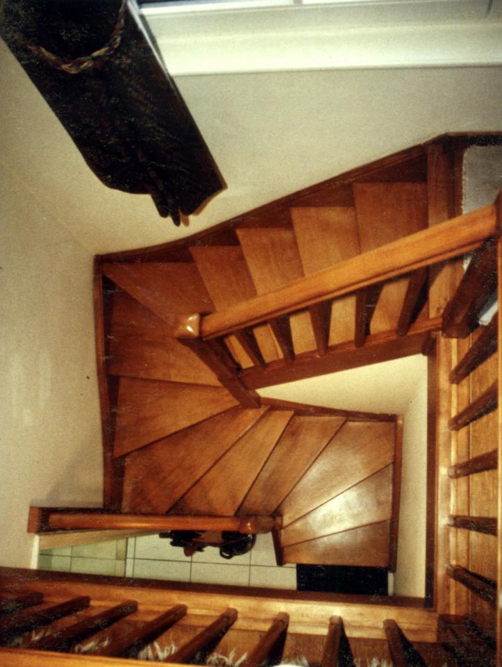 escalier balancé classique en forme de S en bois sur mesure. escalier pour espace exigus, colonnes droites et fuseaux plats.