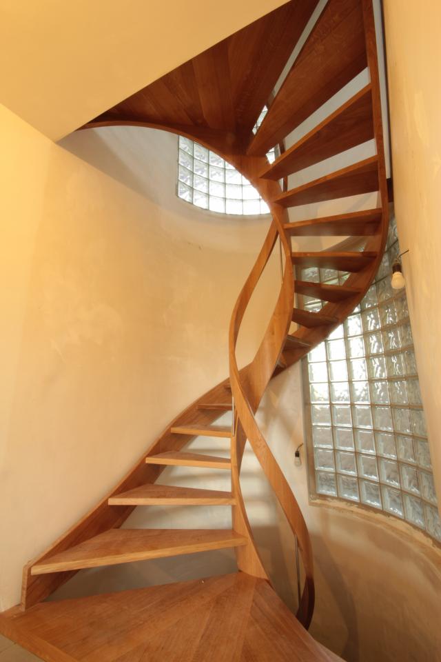 escalier hélicoidal avec noyau évidé rond sur mesure hainaut, palier de repos en forme de trapèze