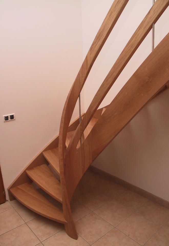 escalier tournant contemporain avec noyaux évidés, escalier ajouré en chêne