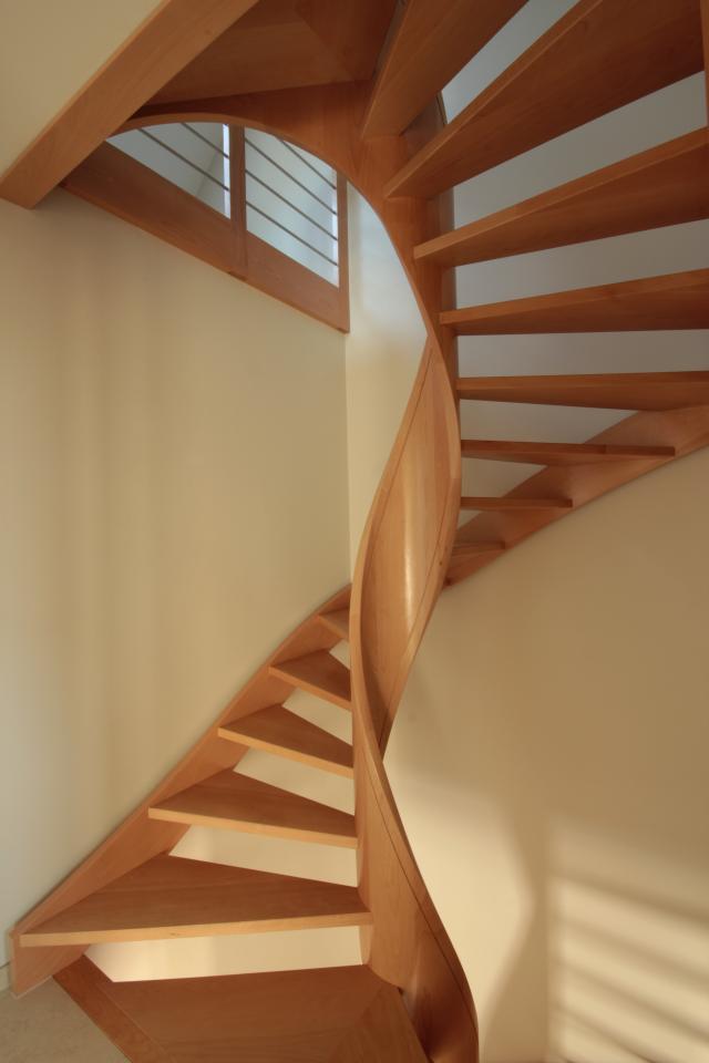 escalier hélicoidal sur mesure belgique. escalier à claire voie, garde-corps et rampe en bois et inox
